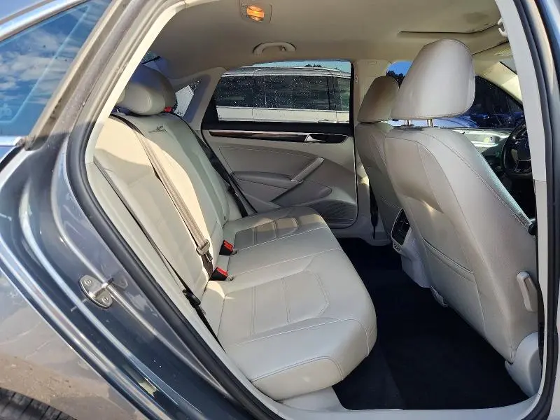 2019 VOLKSWAGEN PASSAT SE R-LINE  
