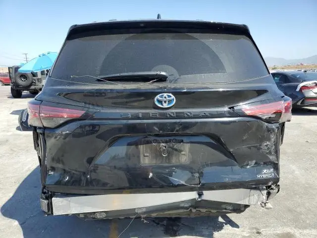 2021 TOYOTA SIENNA XLE  
