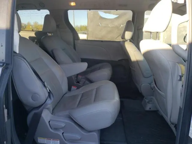 2016 TOYOTA SIENNA XLE  