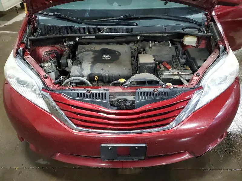 2015 TOYOTA SIENNA LE  