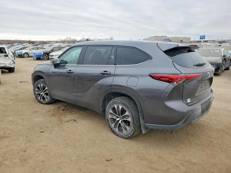 2022 TOYOTA HIGHLANDER XLE  