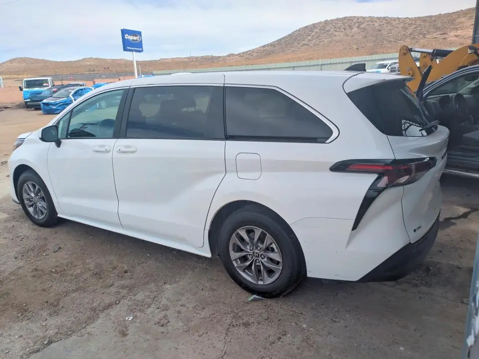2025 TOYOTA SIENNA LE  