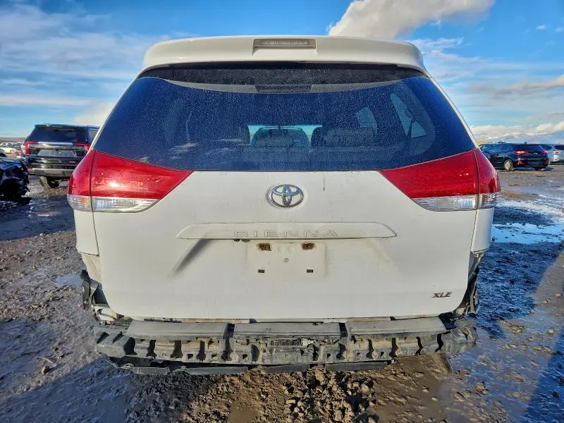 2013 TOYOTA SIENNA XLE  