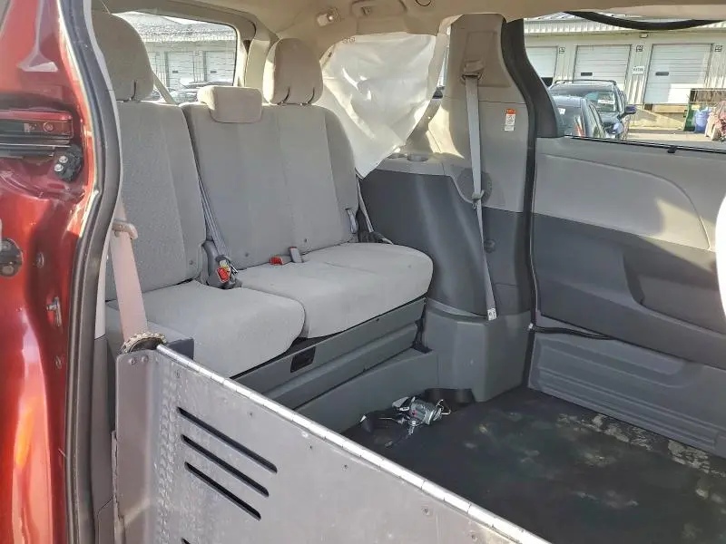 2017 TOYOTA SIENNA LE  