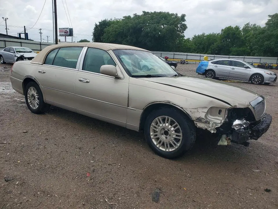 2011 LINCOLN TOWN CAR SIGNATURE LONG WHEELBASE  