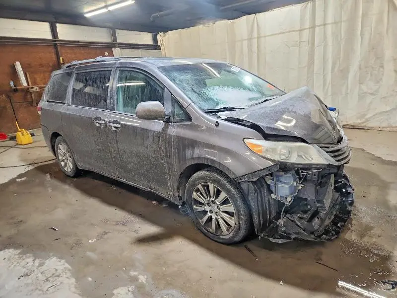 2013 TOYOTA SIENNA XLE  