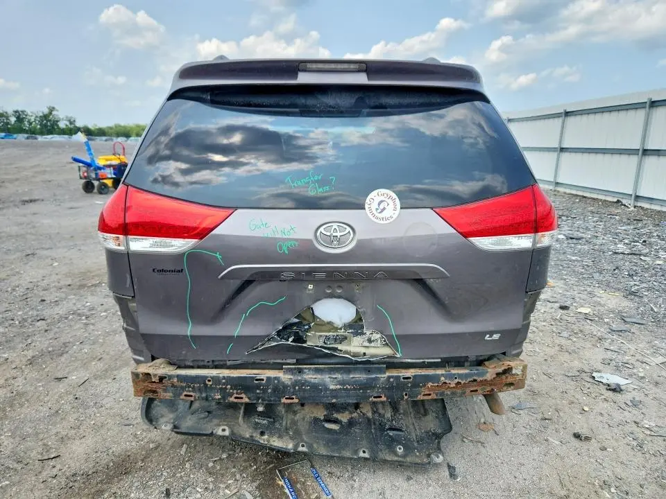 2014 TOYOTA SIENNA LE  