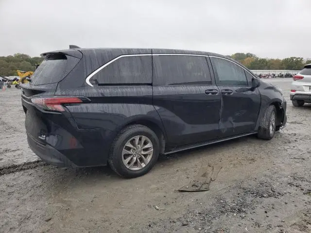 2022 TOYOTA SIENNA LE  