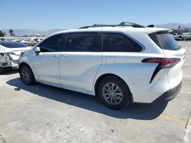 2021 TOYOTA SIENNA XLE  