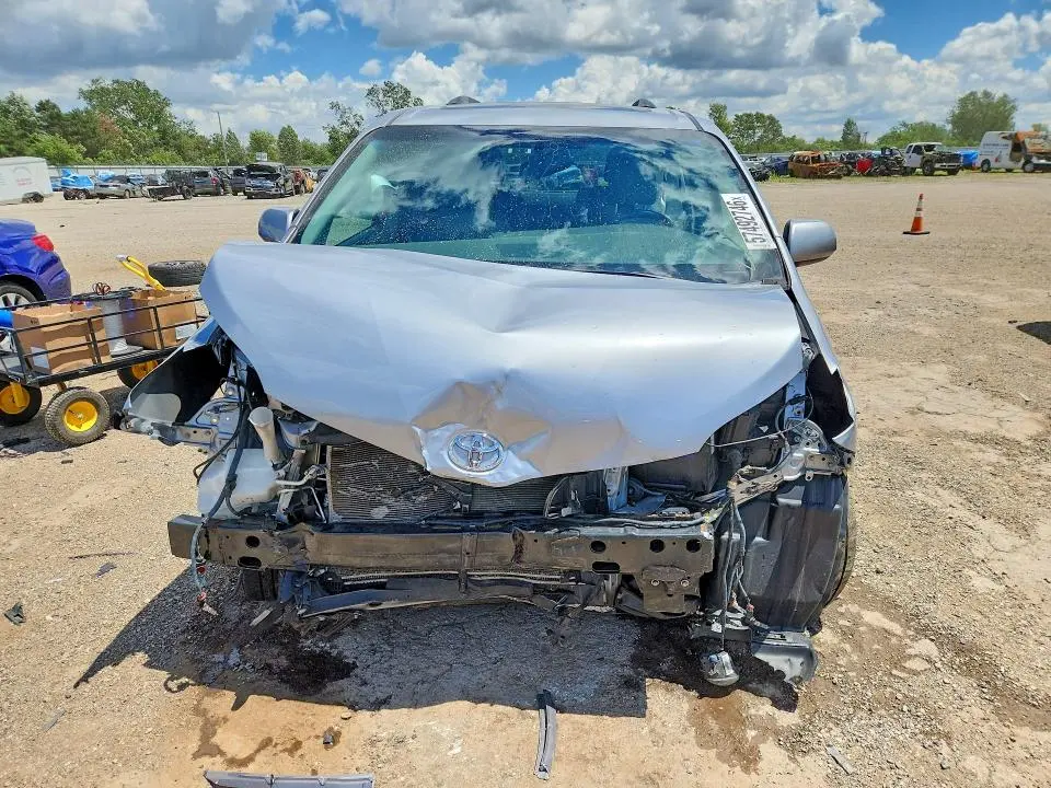2017 TOYOTA SIENNA XLE 8-PASSENGER  