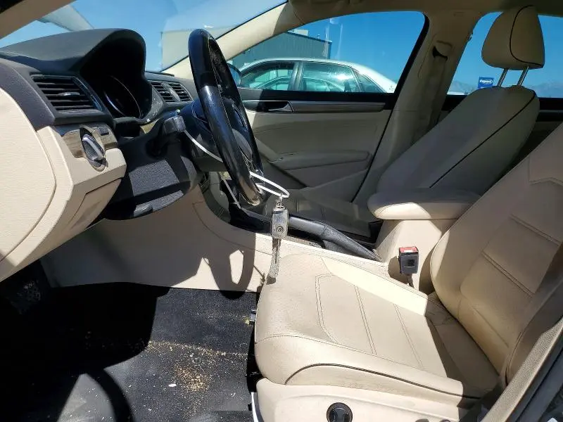 2016 VOLKSWAGEN PASSAT SE  