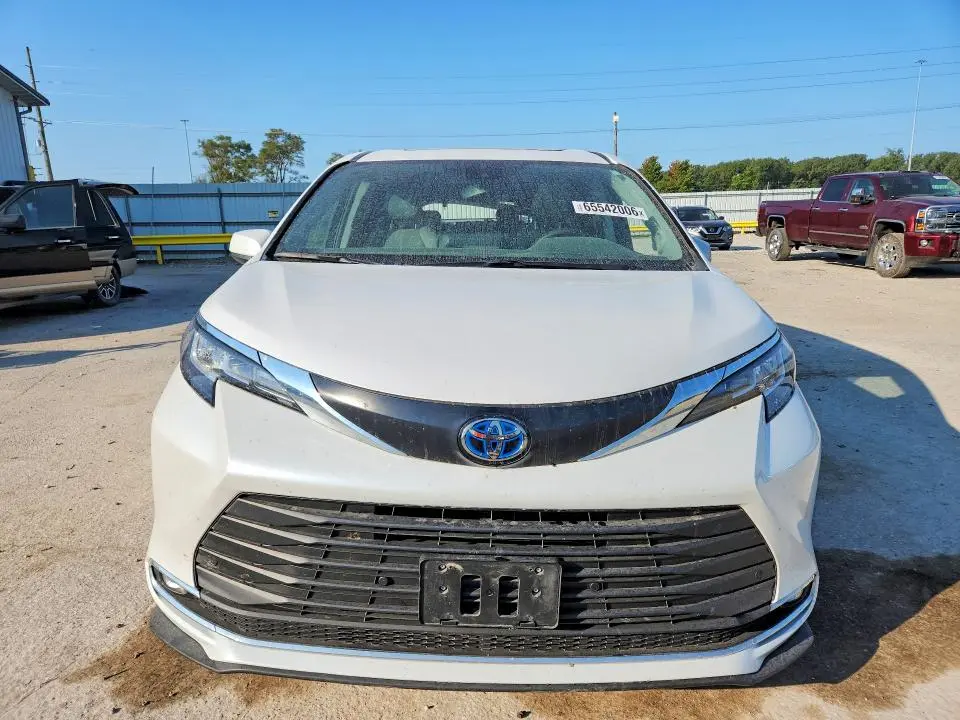2023 TOYOTA SIENNA XLE  