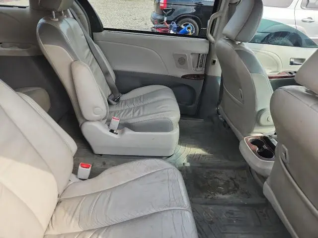2011 TOYOTA SIENNA XLE  