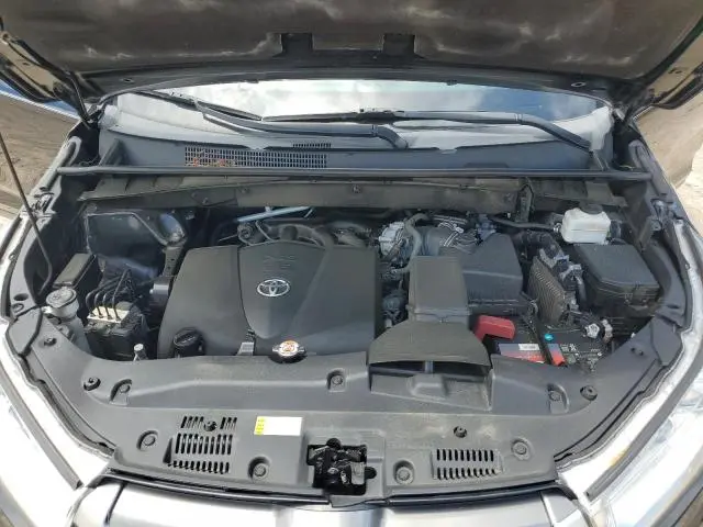 2019 TOYOTA HIGHLANDER SE  