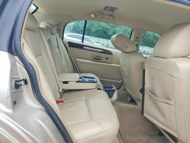 2011 LINCOLN TOWN CAR SIGNATURE LONG WHEELBASE  