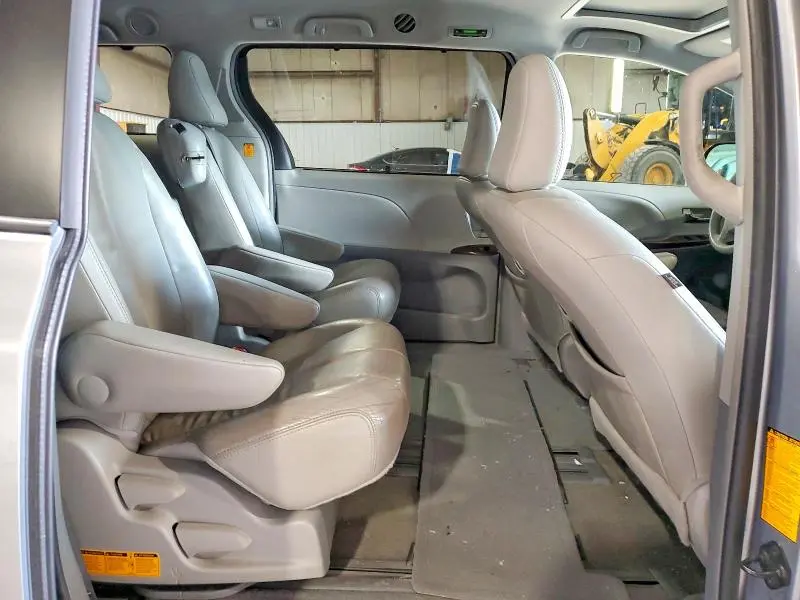 2013 TOYOTA SIENNA XLE  