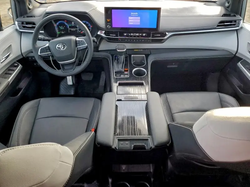 2025 TOYOTA SIENNA XSE  