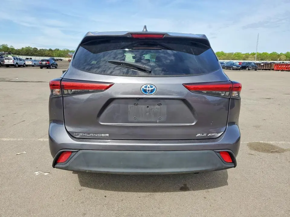 2022 TOYOTA HIGHLANDER XLE  