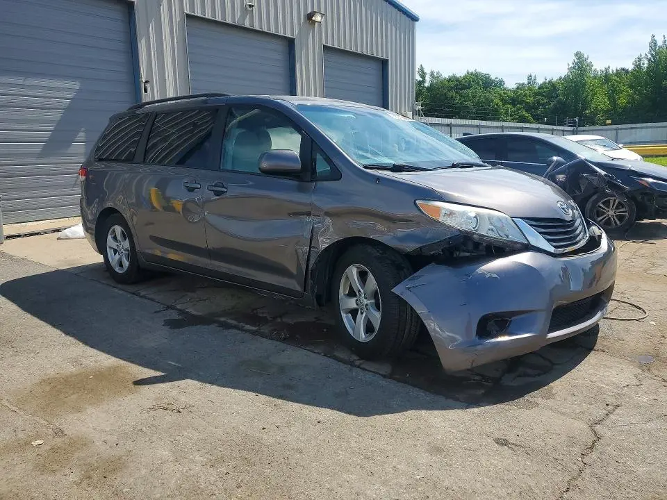 2014 TOYOTA SIENNA LE  
