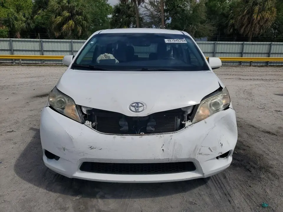 2017 TOYOTA SIENNA LE 8-PASSENGER  