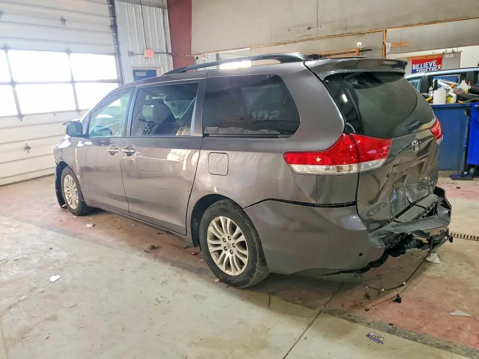 2014 TOYOTA SIENNA XLE 8-PASSENGER  