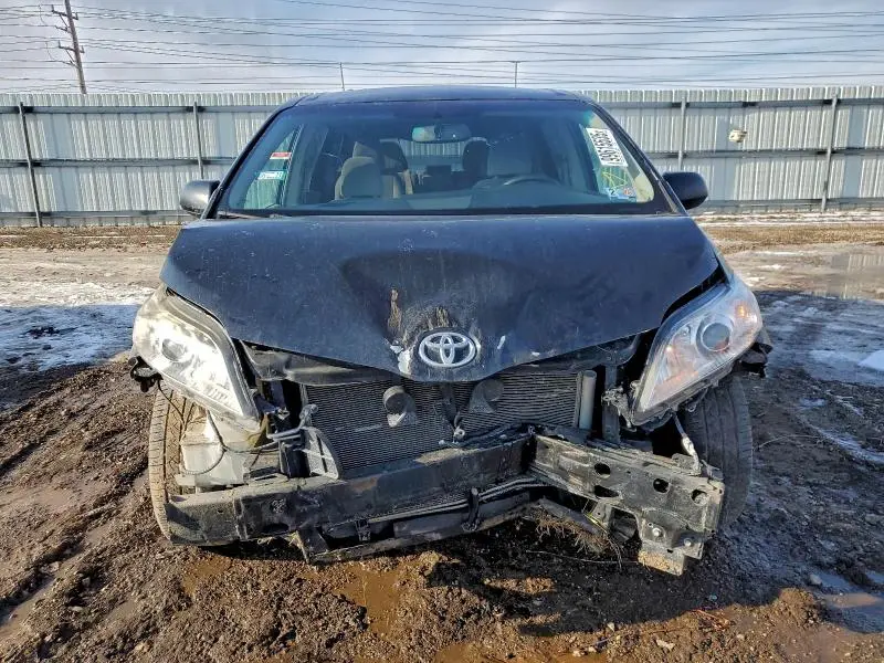 2016 TOYOTA SIENNA LE  