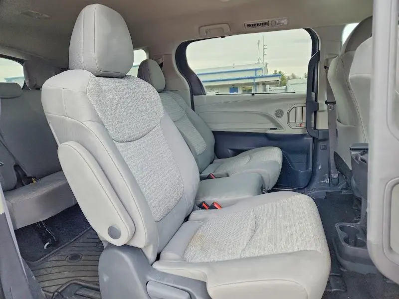 2021 TOYOTA SIENNA LE 8-PASSENGER  