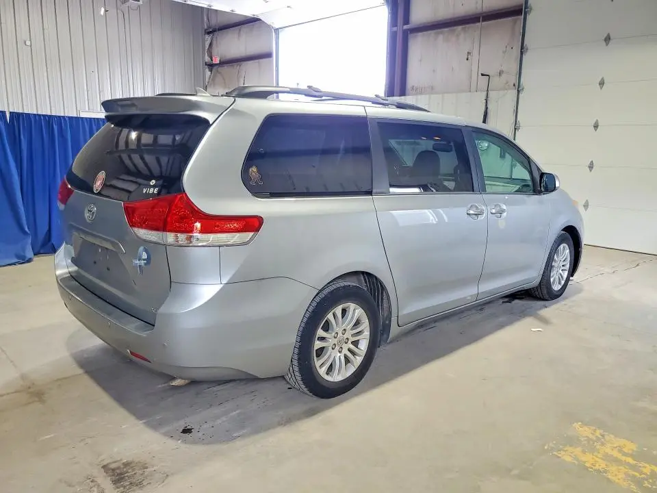 2014 TOYOTA SIENNA XLE 8-PASSENGER  