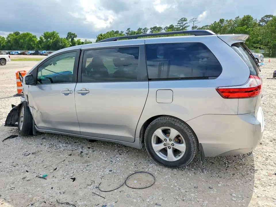 2017 TOYOTA SIENNA LE  