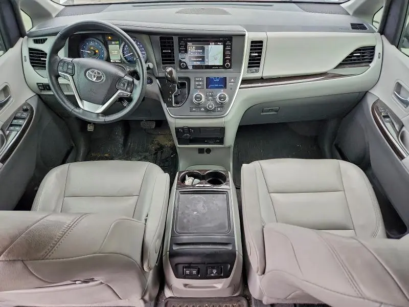 2020 TOYOTA SIENNA XLE  