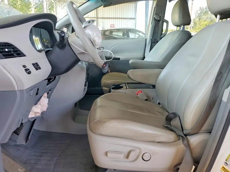 2011 TOYOTA SIENNA LE  