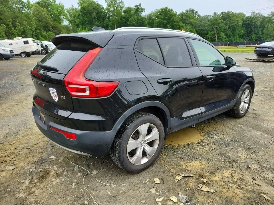 2020 VOLVO XC40 T4 MOMENTUM  