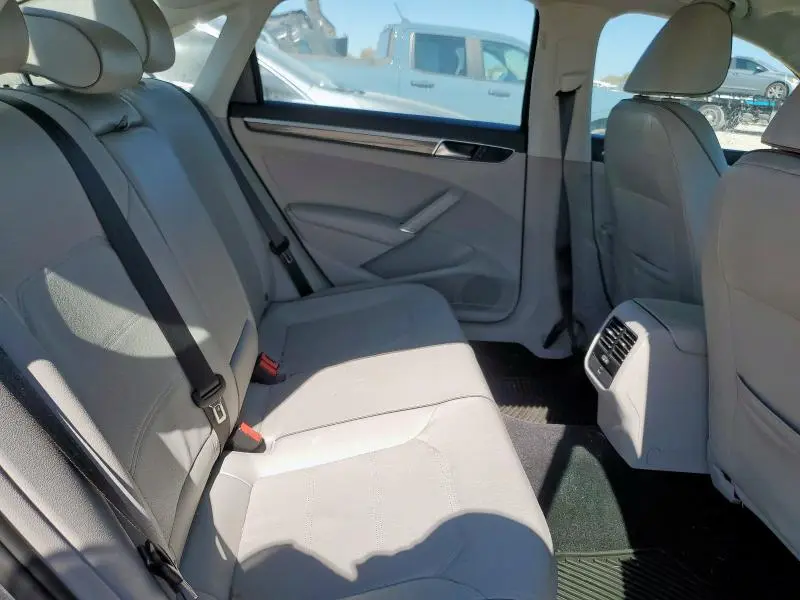 2017 VOLKSWAGEN PASSAT SE  