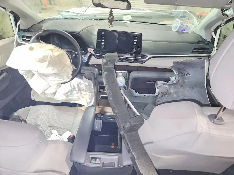 2021 TOYOTA SIENNA LE  