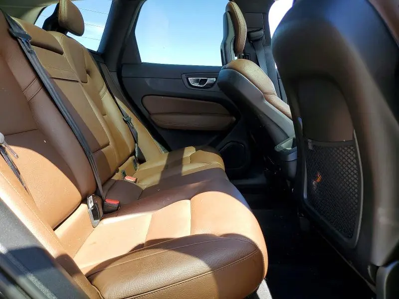 2018 VOLVO XC60 T5 MOMENTUM  