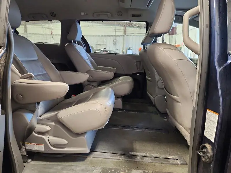 2018 TOYOTA SIENNA XLE  