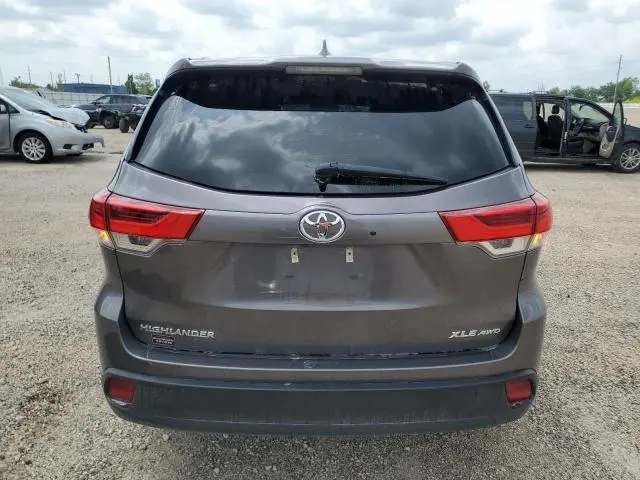 2019 TOYOTA HIGHLANDER SE  