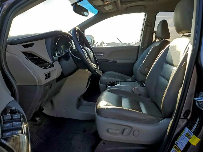 2016 TOYOTA SIENNA XLE  