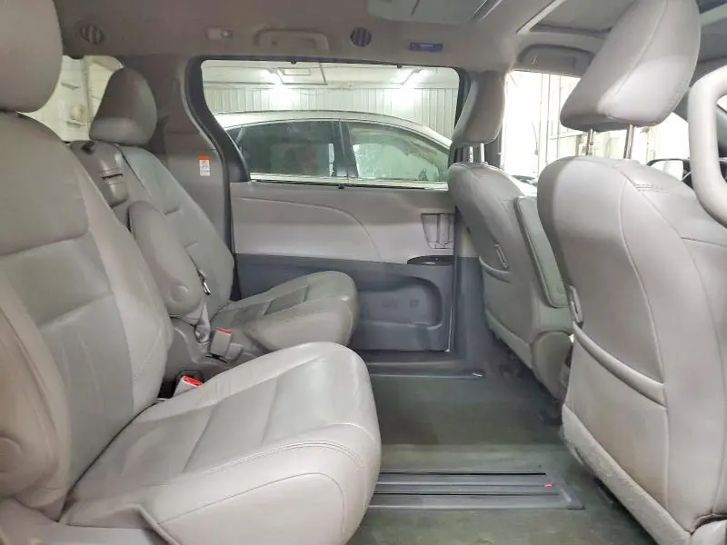 2017 TOYOTA SIENNA XLE PREMIUM 8-PASSENGER  