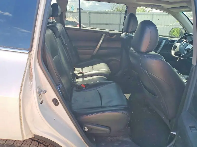 2013 TOYOTA HIGHLANDER SE  