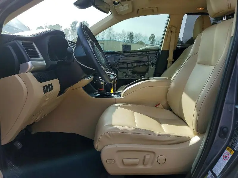 2019 TOYOTA HIGHLANDER SE  