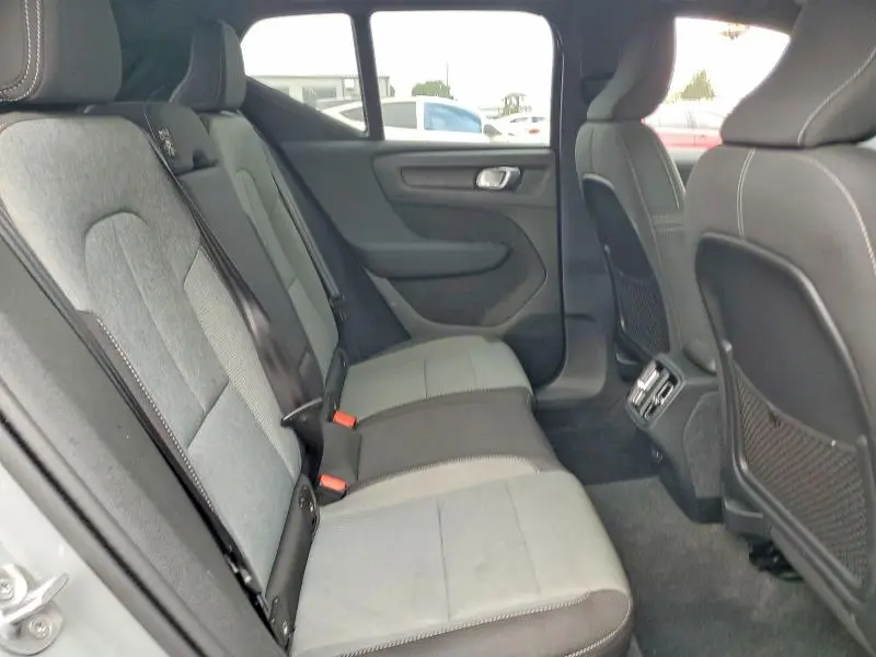 2025 VOLVO XC40 CORE  