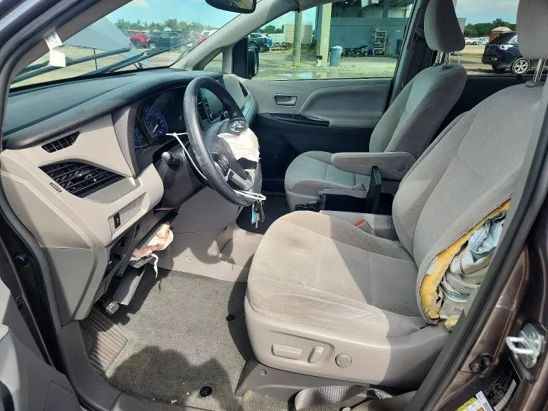 2019 TOYOTA SIENNA LE  