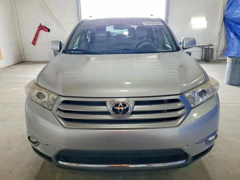 2011 TOYOTA HIGHLANDER SE  