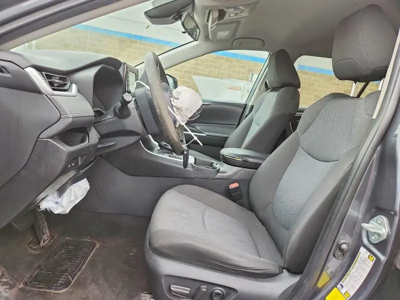 2021 TOYOTA RAV4 XLE  