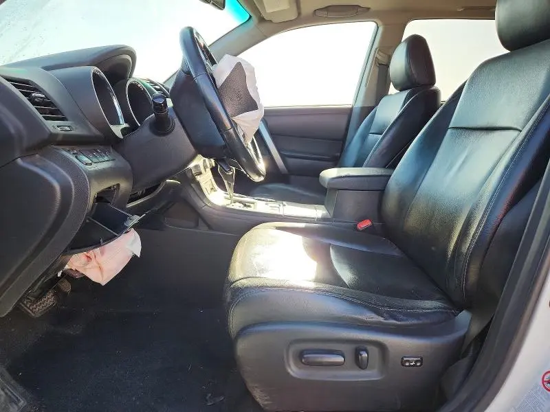 2011 TOYOTA HIGHLANDER SE  
