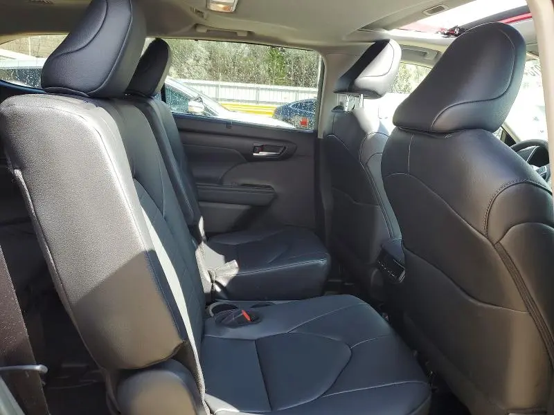 2025 TOYOTA HIGHLANDER XLE  