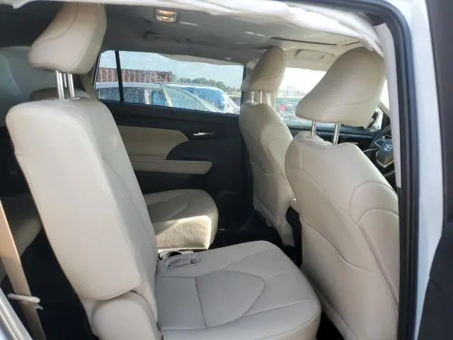 2024 TOYOTA HIGHLANDER LE  