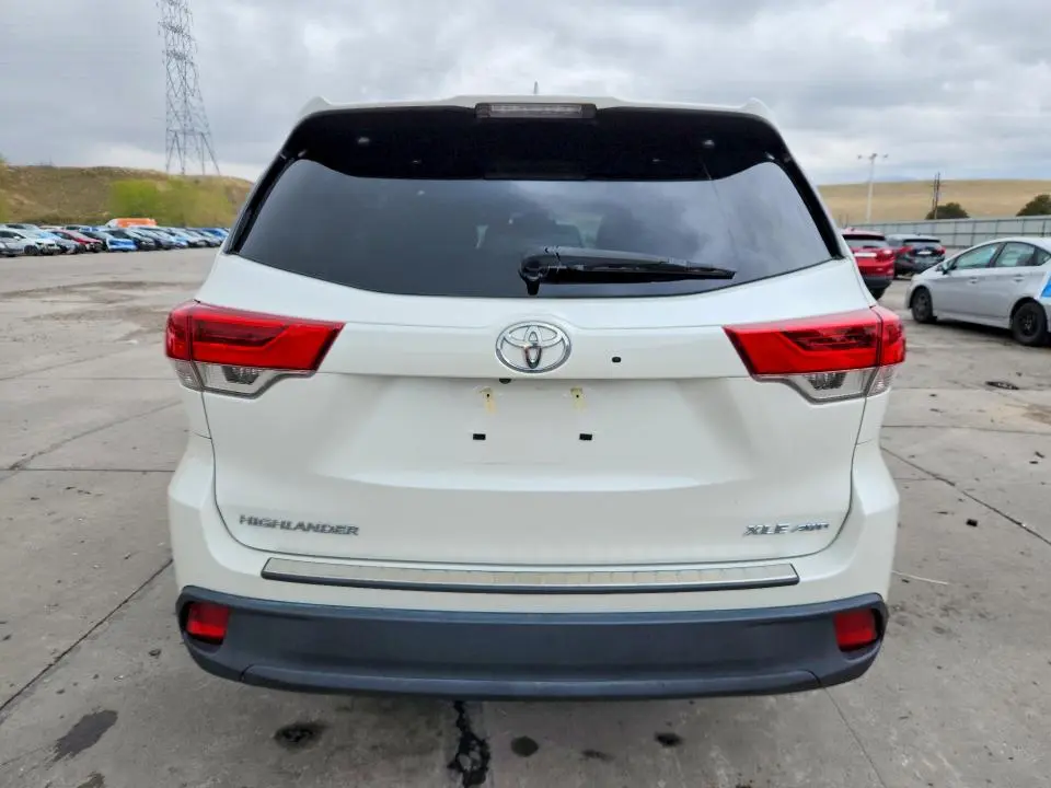 2018 TOYOTA HIGHLANDER XLE  