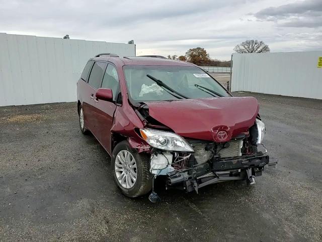 2016 TOYOTA SIENNA XLE